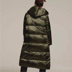 NWOT Lattelier Woman’s Maxi puffer Jacket. Size S.